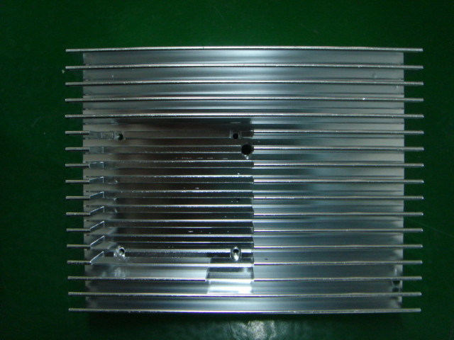 A precisão do CNC da L-forma que faz à máquina, a liga de alumínio do protótipo rápido expulsou dissipador de calor