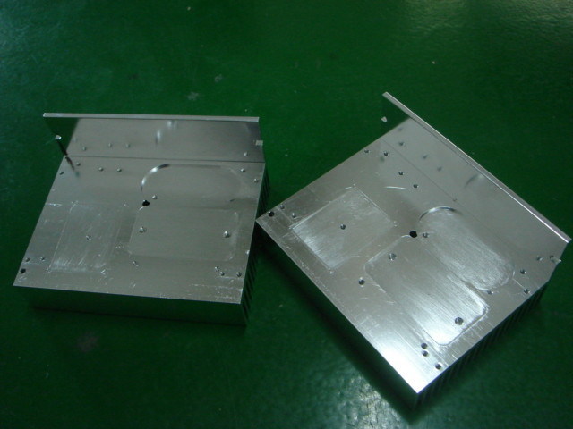 A precisão do CNC da L-forma que faz à máquina, a liga de alumínio do protótipo rápido expulsou dissipador de calor