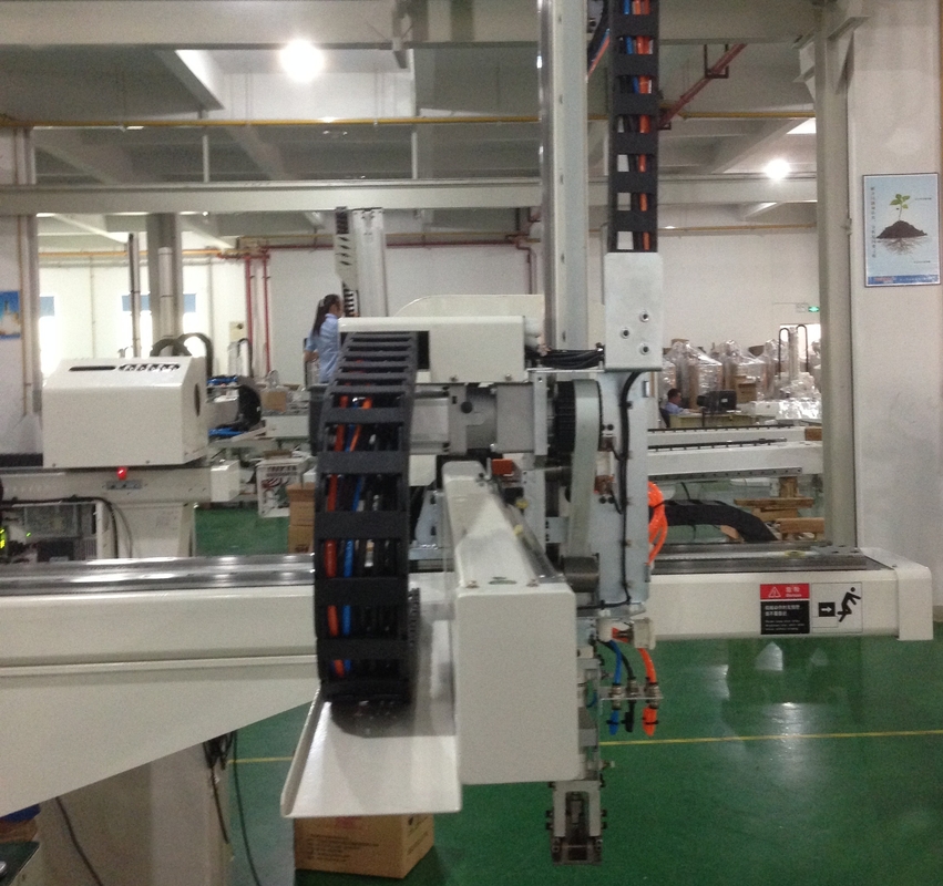 Manipulador robótico do braço do servo motor do CNC de 5 linhas centrais para a máquina da modelação por injecção de Arburg da máquina da colher